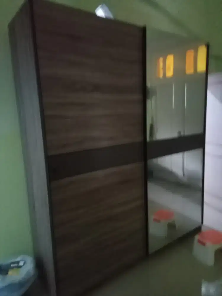Lemari geser bahan kayu jati  kondisi msih bagus sekali