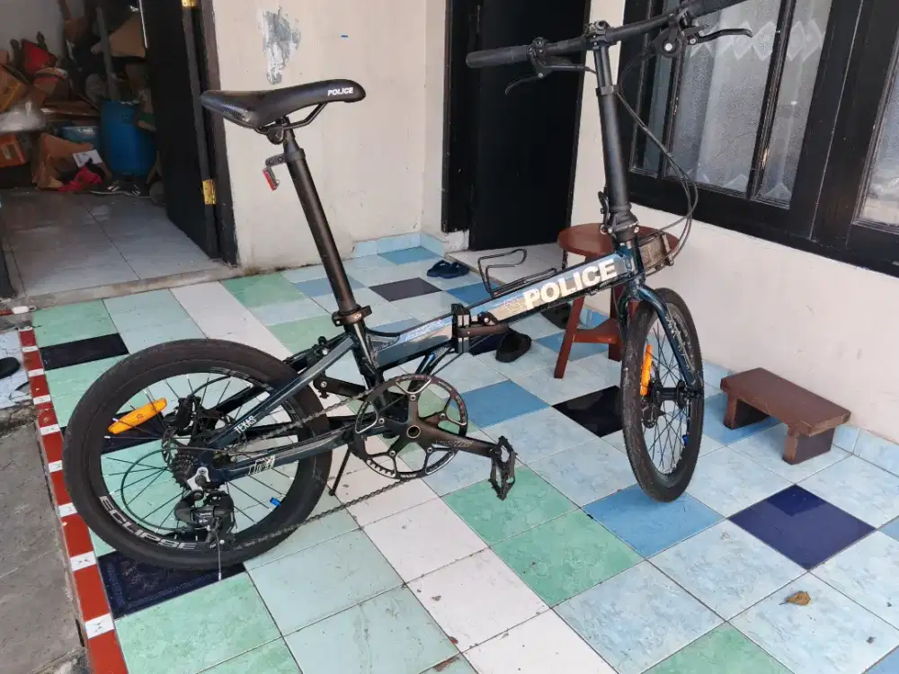 Sepeda lipat element police