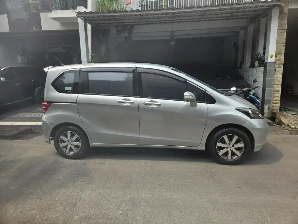 Honda freed psd 2011