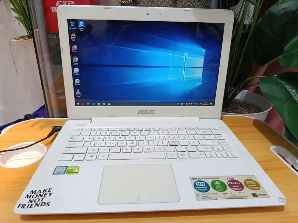 laptop Asus A456U    Processor Intel core i5-7200U 2.7GHz Ram 4 GB2400