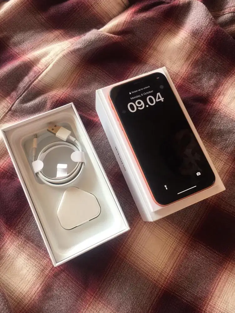 iPhone XR 64gb Fullset Charger,Box,Nota Beli