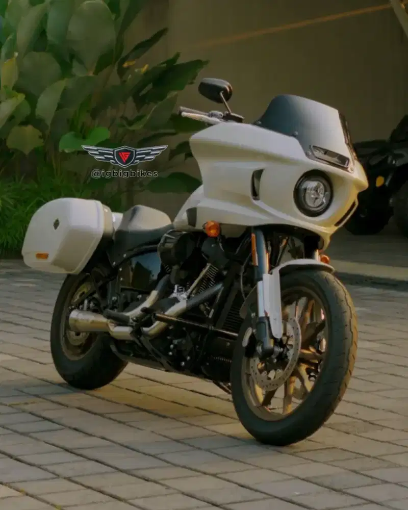 Harley lowrider ST putih 2023