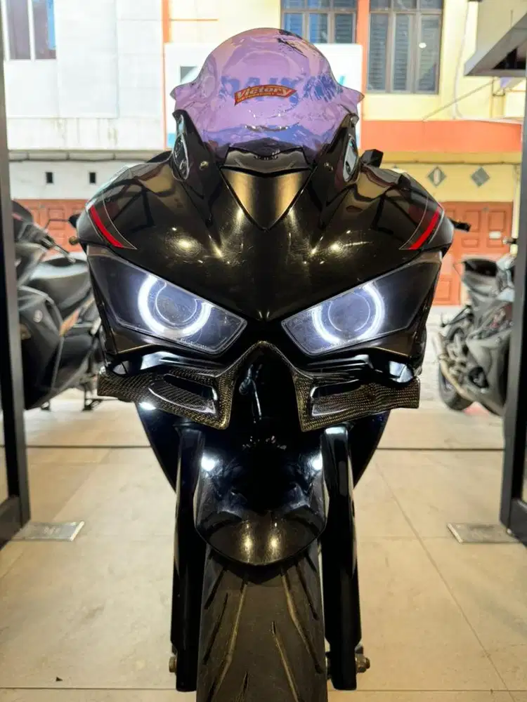 Yamaha YZF R25 tahun 2018 warna Hitam Gloss R 25 250 CC Black Glossy