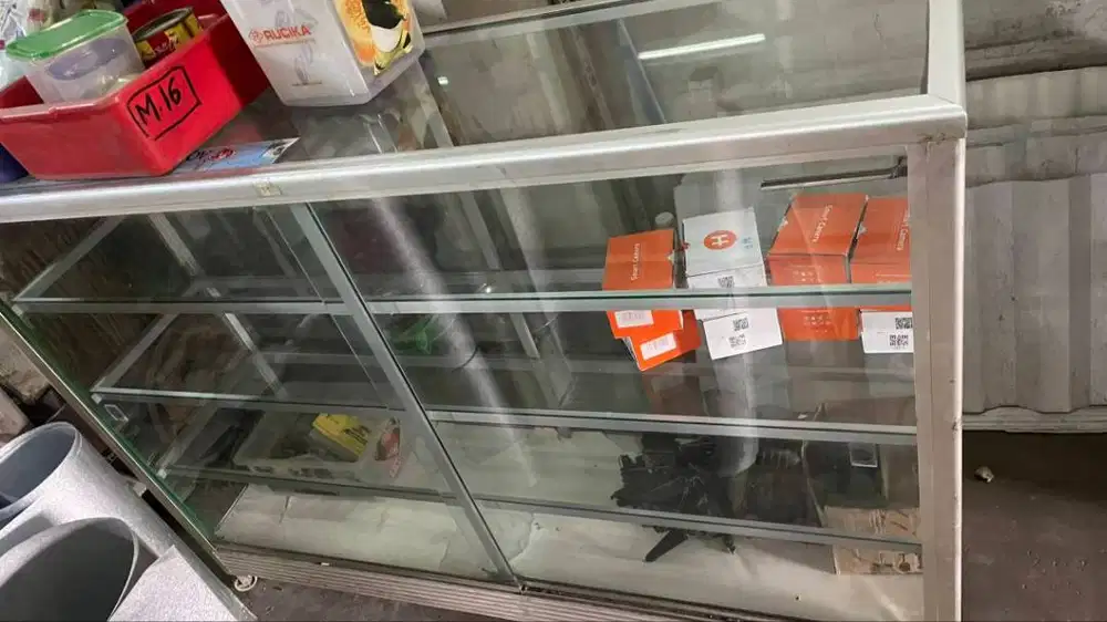 Etalase kaca untuk jualan