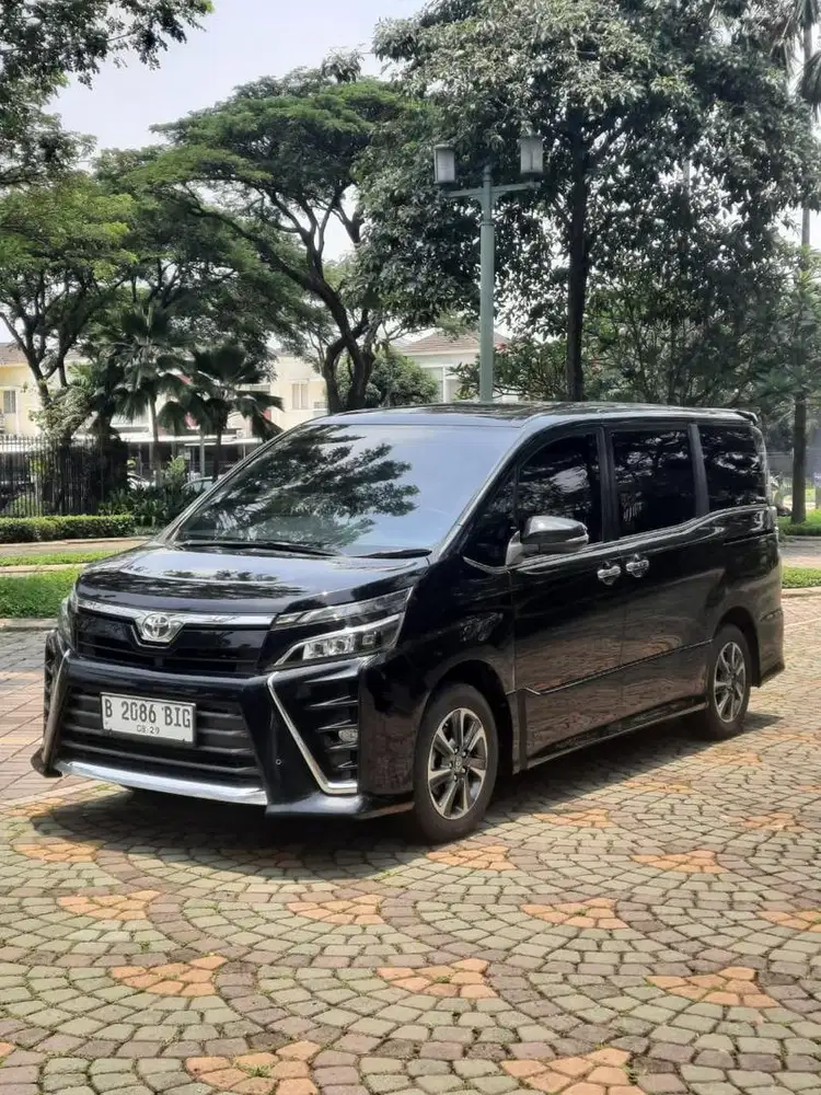 LOW KM MULUS TERAWAT LIKE NEW ! Toyota Voxy 2.0 AT 2019 Hitam