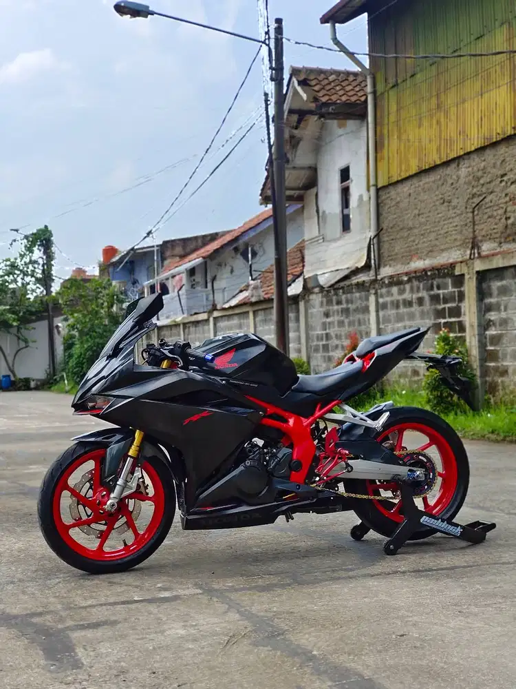 HONDA CBR250RR NON ABS BLACK 2018 KM 8K PAJAK ON SUPER GRES
