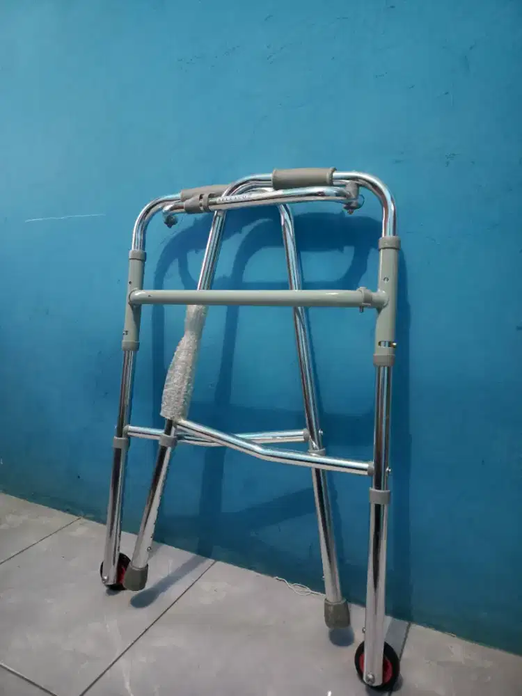 Alat bantu jalan merek sllaco