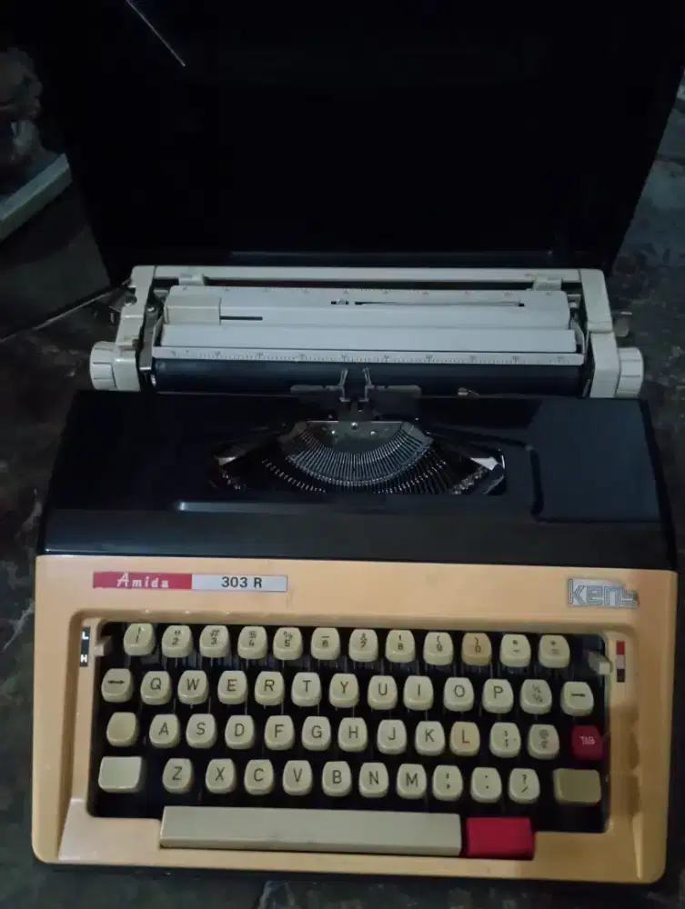 Mesin tik merk Amida 303R