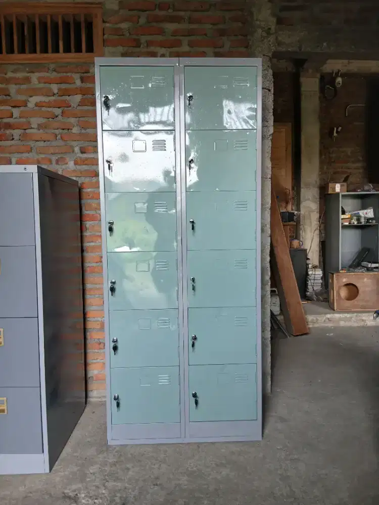 Loker besi 12 pintu