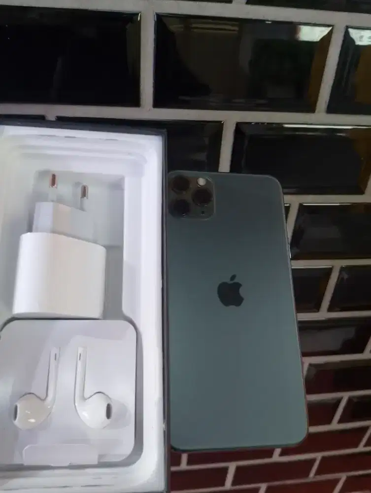 Iphone 11 pro max 256gb masih lebih bagus baru