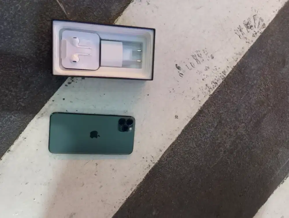Iphone 11 pro max 256gb dalam hal baru