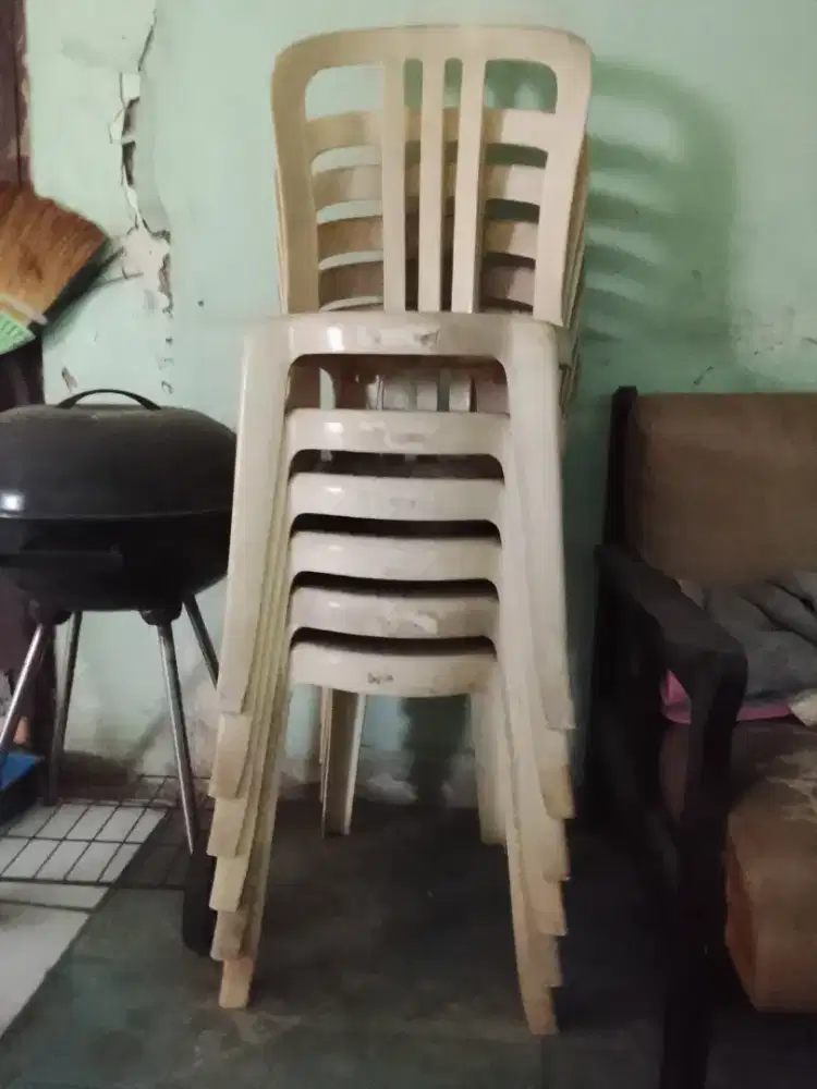 kursi plastik lion ada 12 pcs