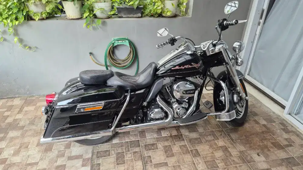 Harley RoadKing 2013 hitam