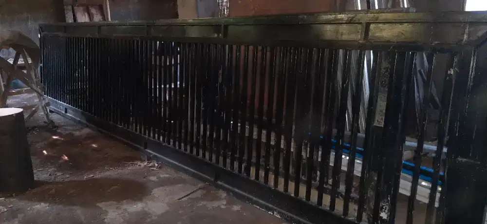 Pintu gerbang sliding (dorong)