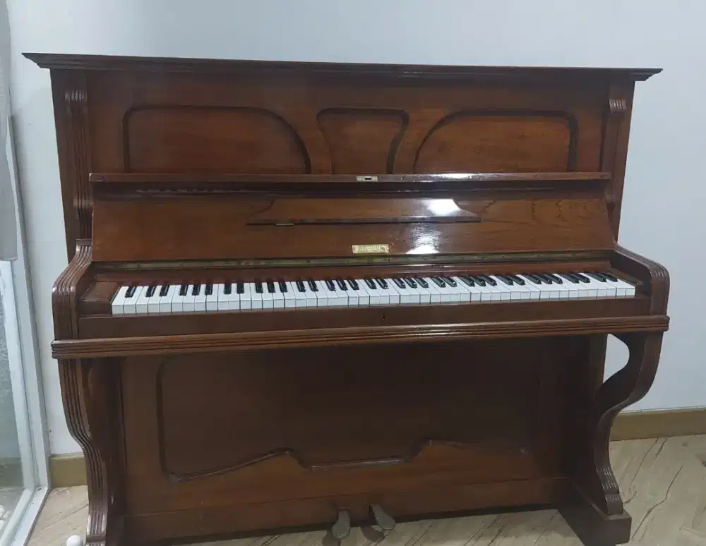 Piano klasik masih bagus dan berfungsi dengan baik