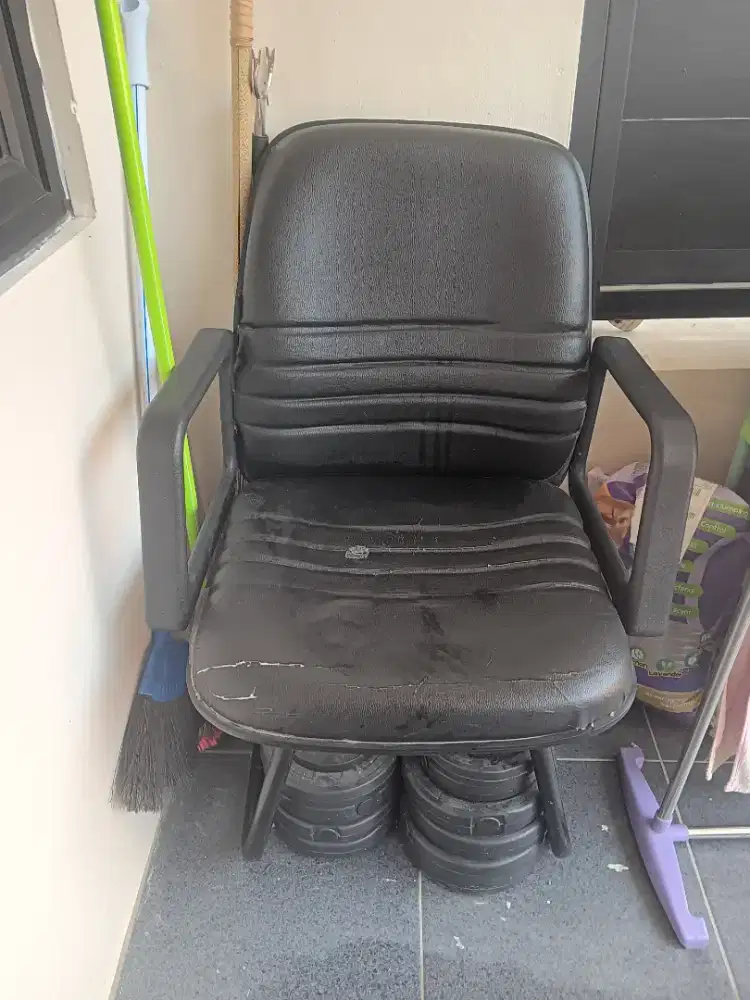 Kursi kantor bekas layak pakai