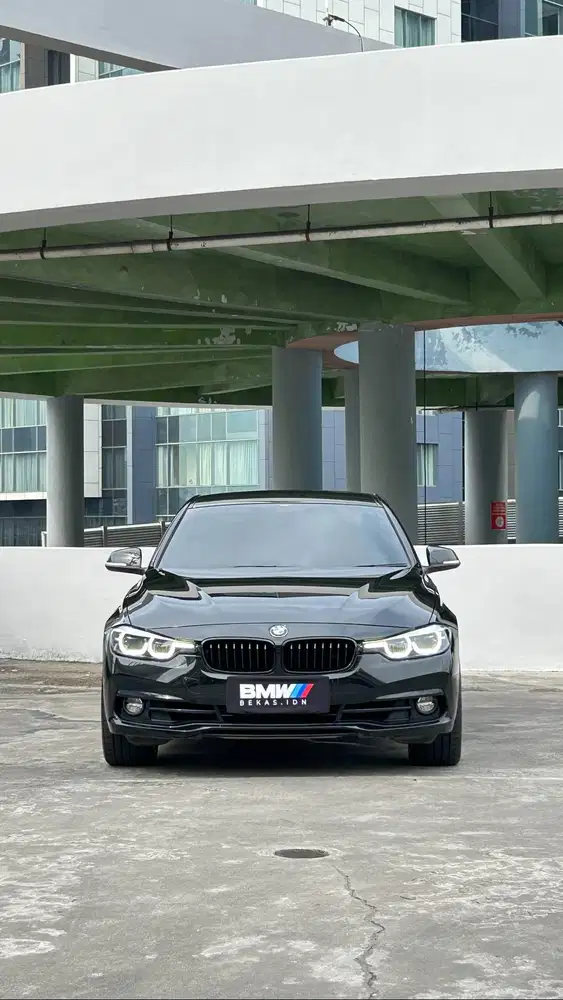 LOW odo19rb BMW 320i Sport Shadow 2020