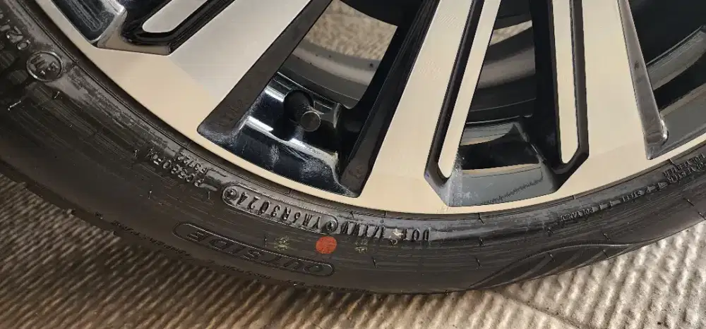 Jual ban masih nempel di mobil baru