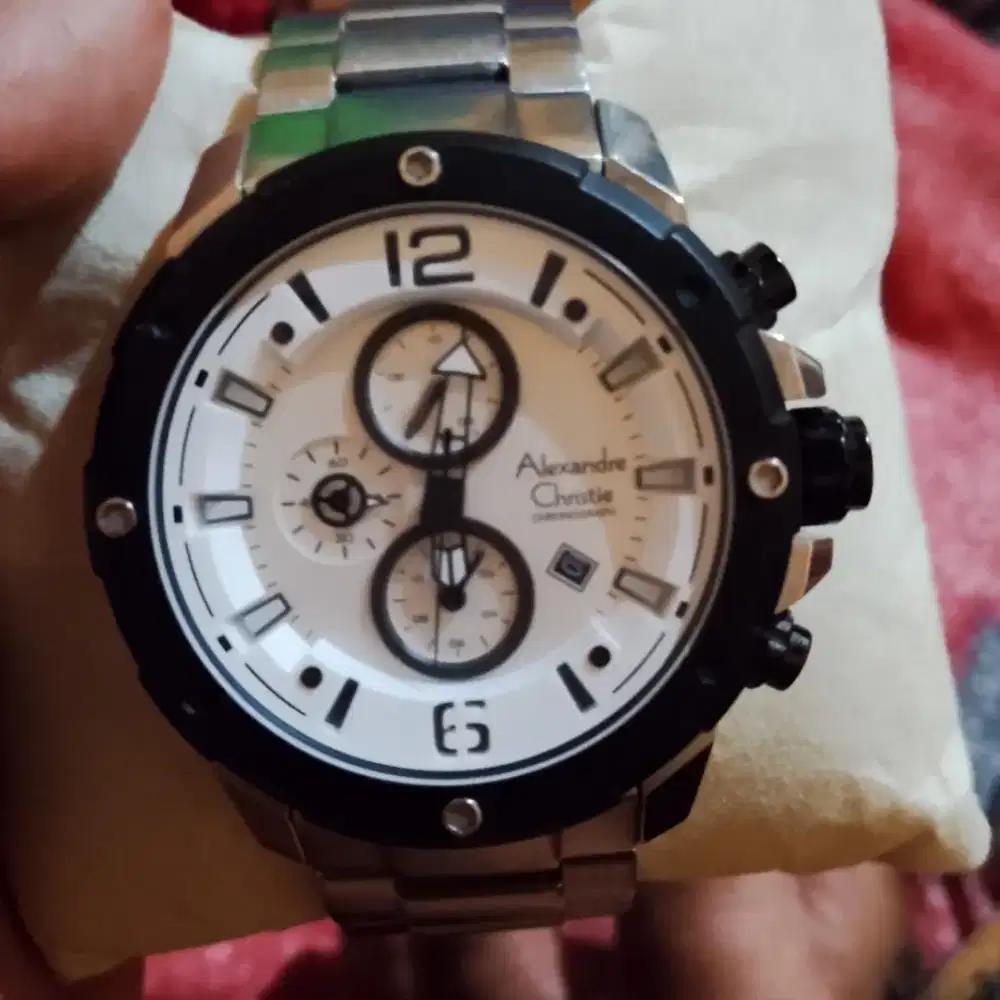 Jam tanggan merek