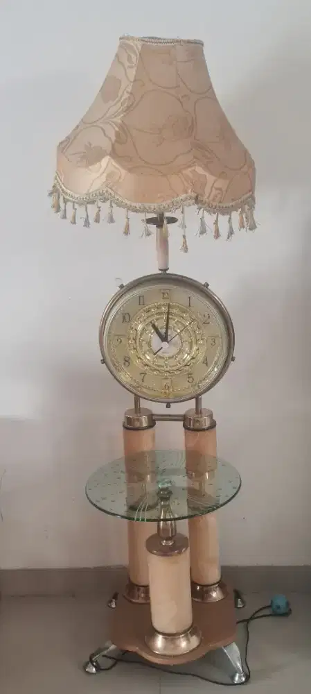 Lampu standing ruangan