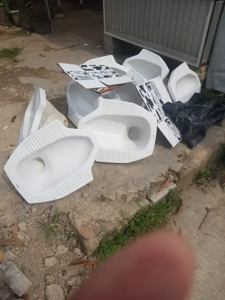 Kloset jongkok toto CE 6 bekas