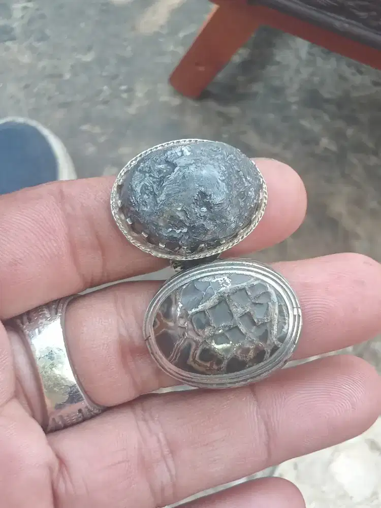 2 batu sakral antik