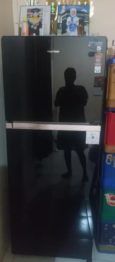 Kulkas 2pintu Polytron masih mulus baru 6bulan