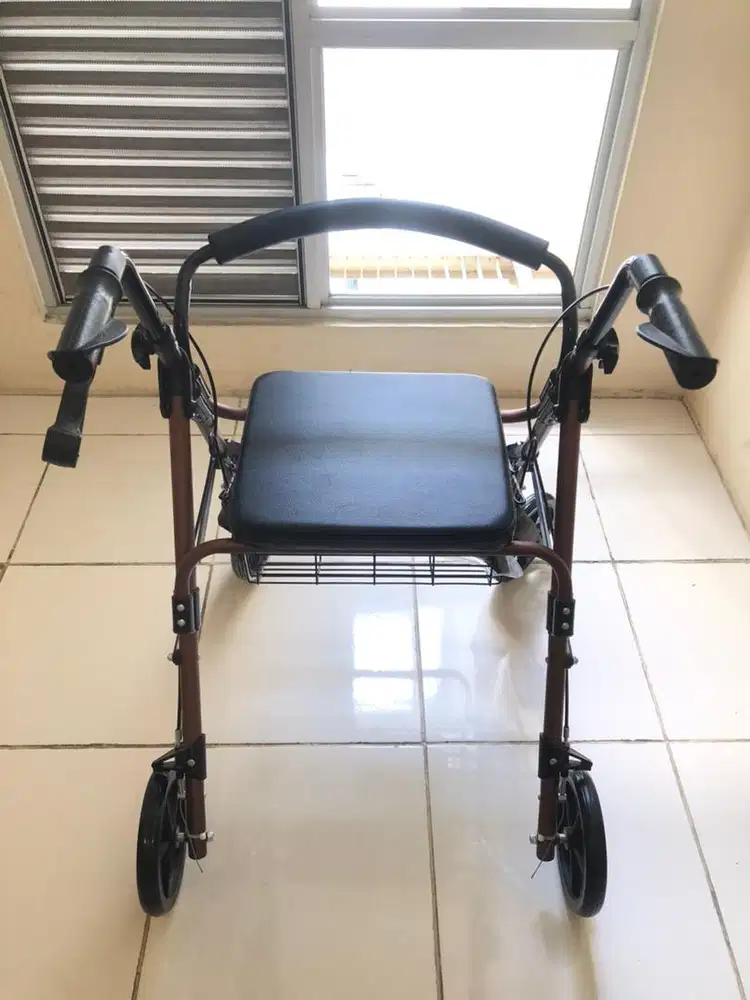 Walker Rollator (Alat bantu jalan roda)