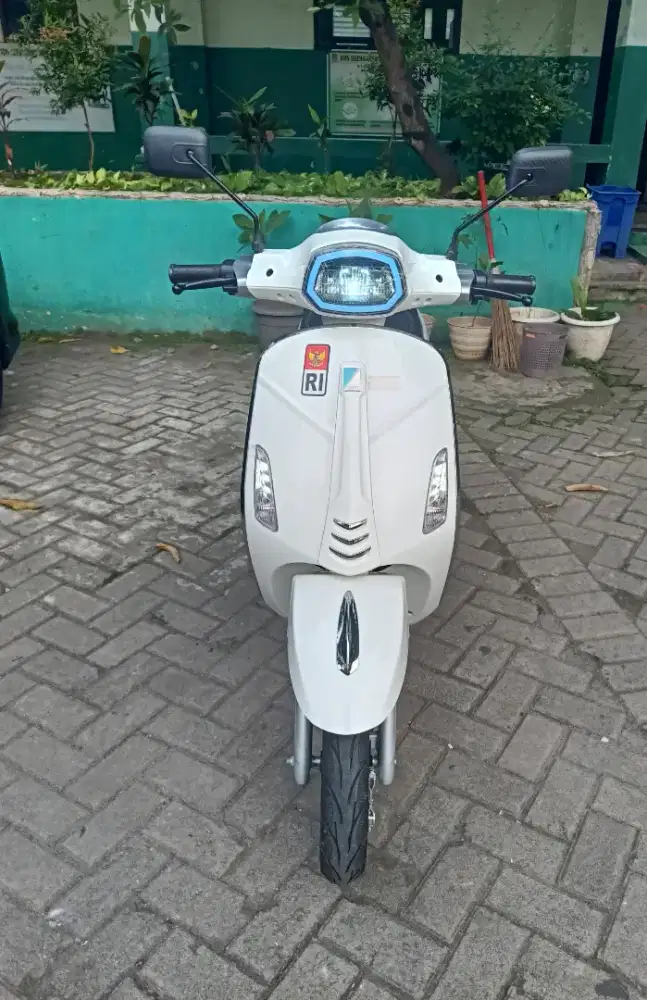 Motor listrik Merk ZPT Model Vespa TH 2025 Mulus Sprti Baru Km.35Perak