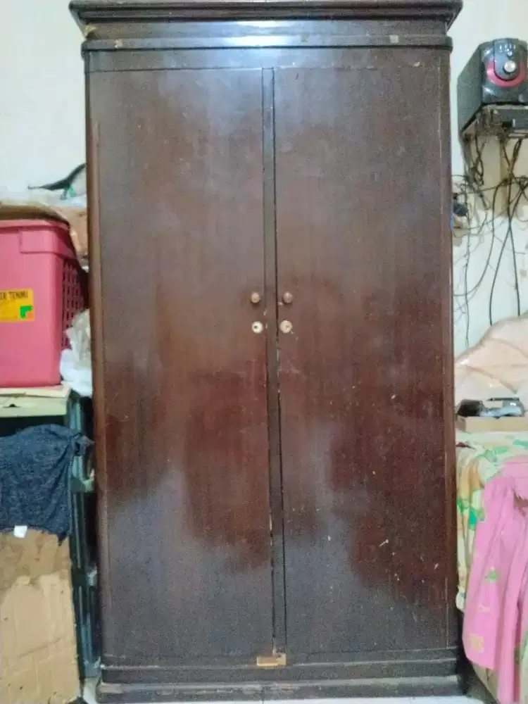 Lemari Pakaian Jati kuno