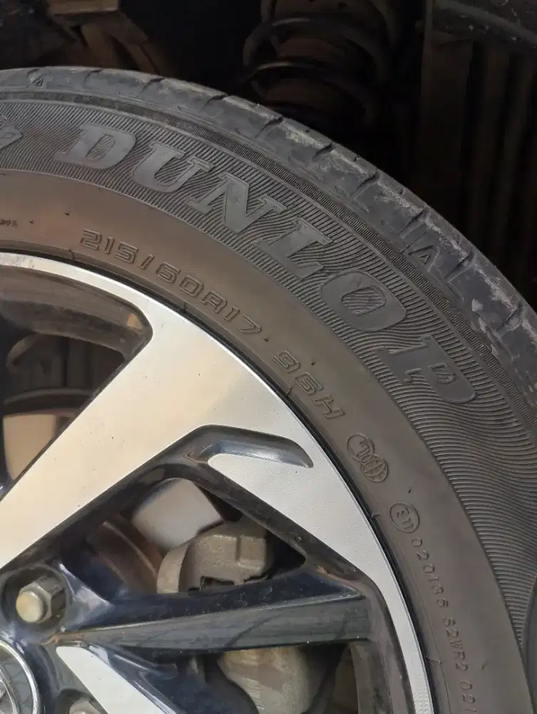Ban mobil bekas ring 17 ukuran 215/60/R17 Dunlop all new rush terios