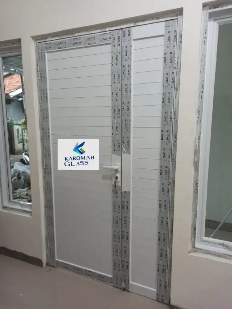 Kusen aluminium pintu dan jendela toko Karomah Glass