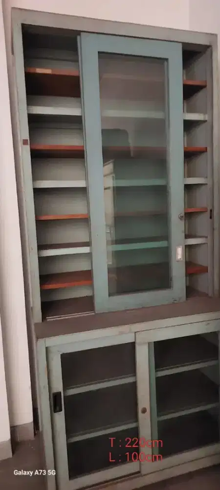 Etalase kayu Jati kuno