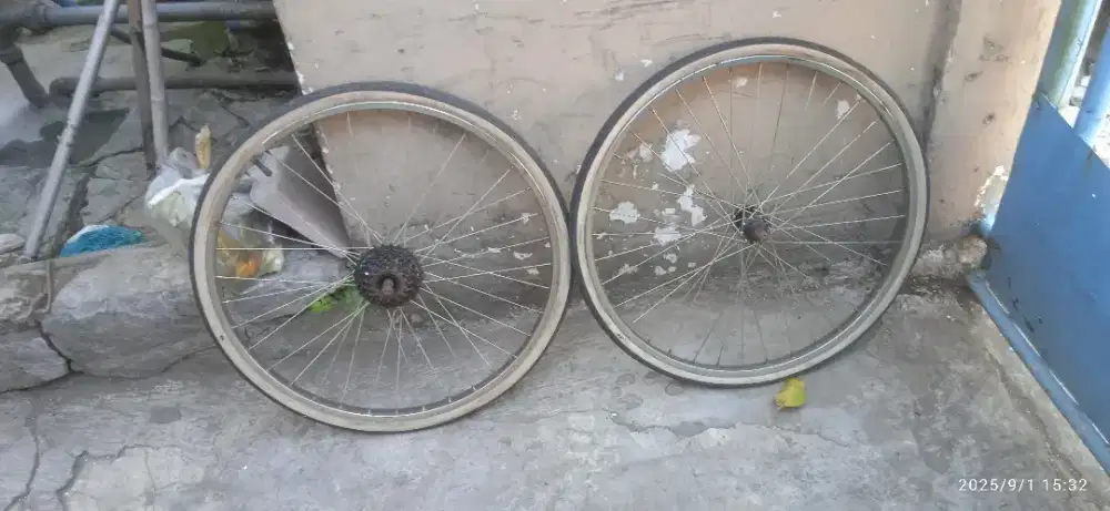 Dijual murah pelek dan ban komplit sepeda pakai ger 7 tumpuk ukuran 24