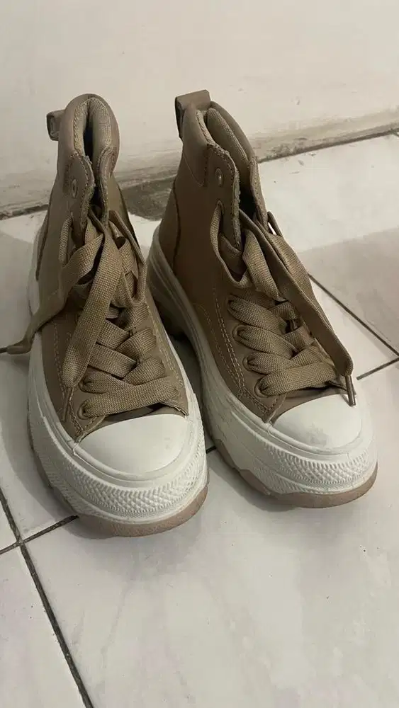 Sepatu Boots Cewek Genny warna Khaki