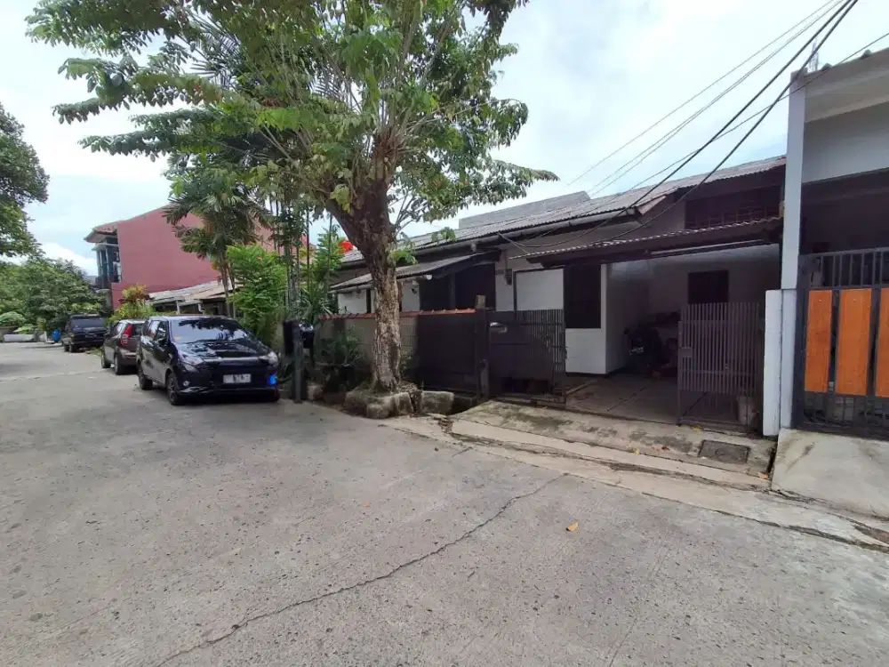 Di jual rumah second luas terawat dalam komplek dijati rahayu