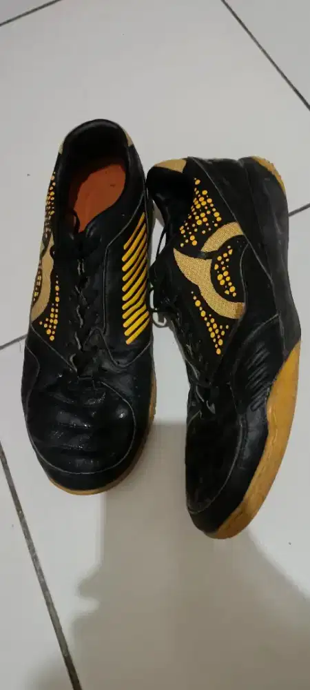 Sepatu futsal ortuseight