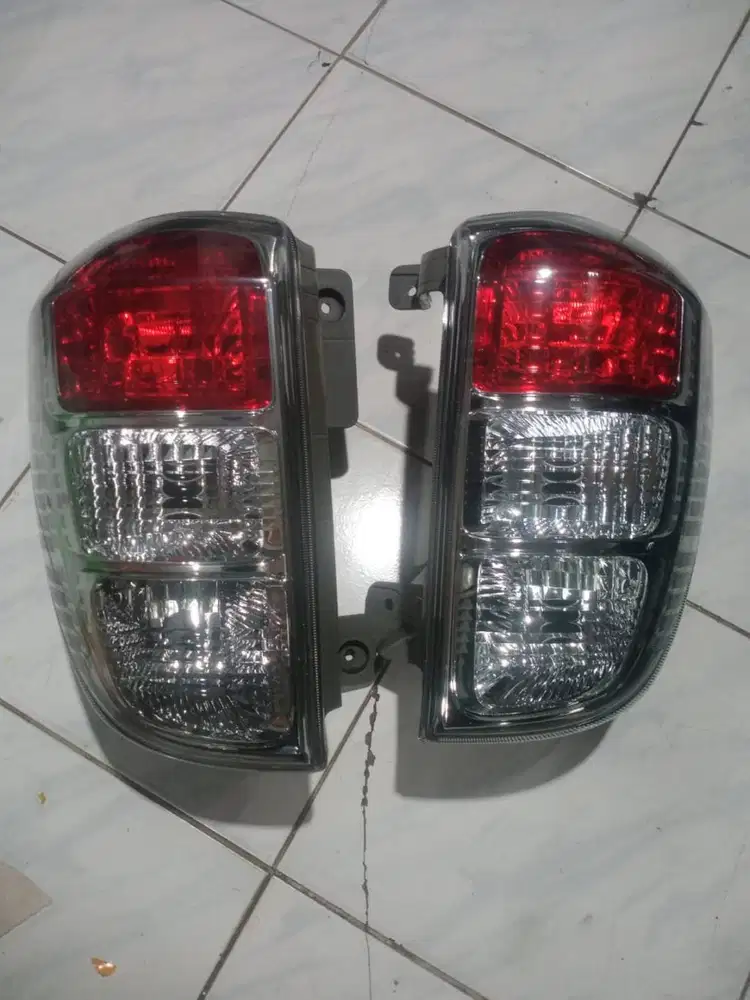 Lampu belakang toyota rush 2015
