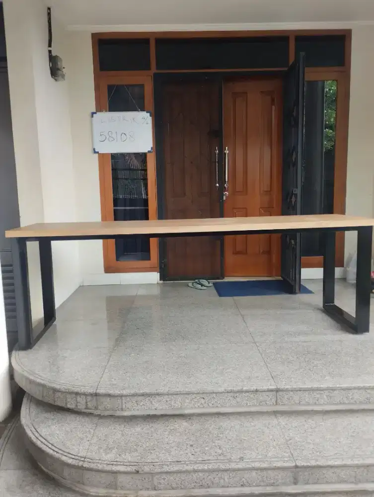 Meja  komputer estetik