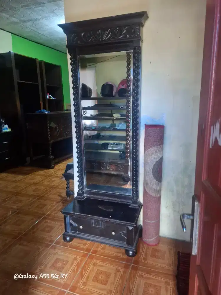 Standing kaca atau meja rias jati