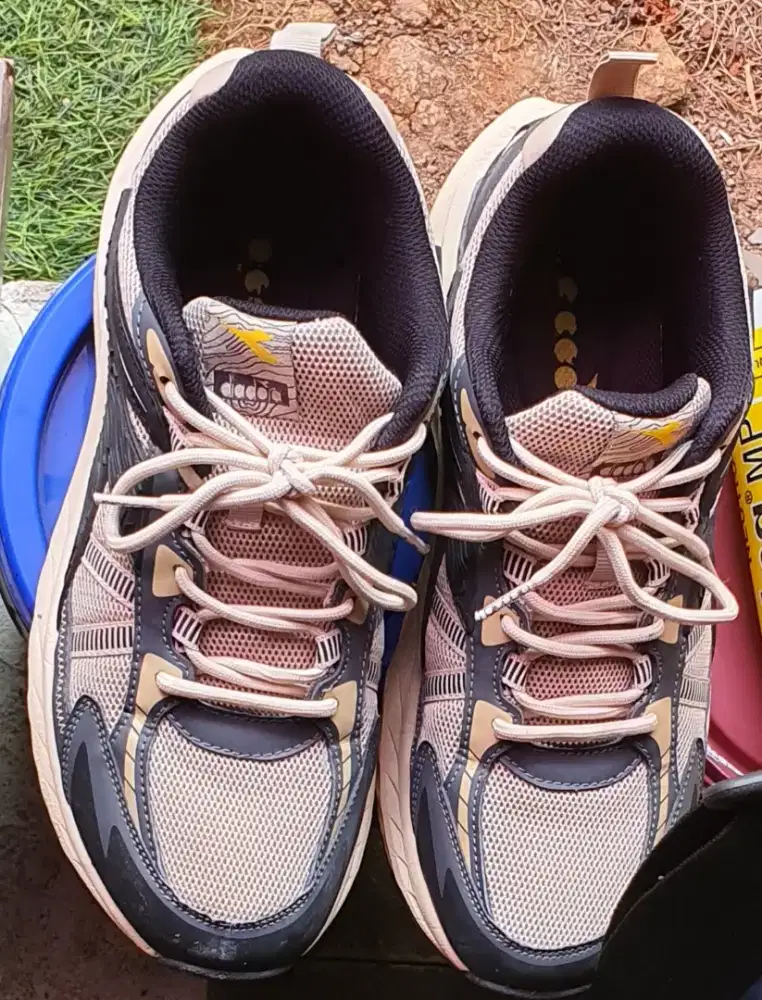 Sepatu diadora  43 size