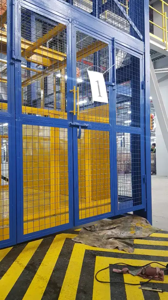 Cargo lift / lift barang