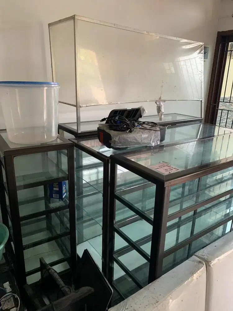 Etalase ukuran 2 m x 1,5 m