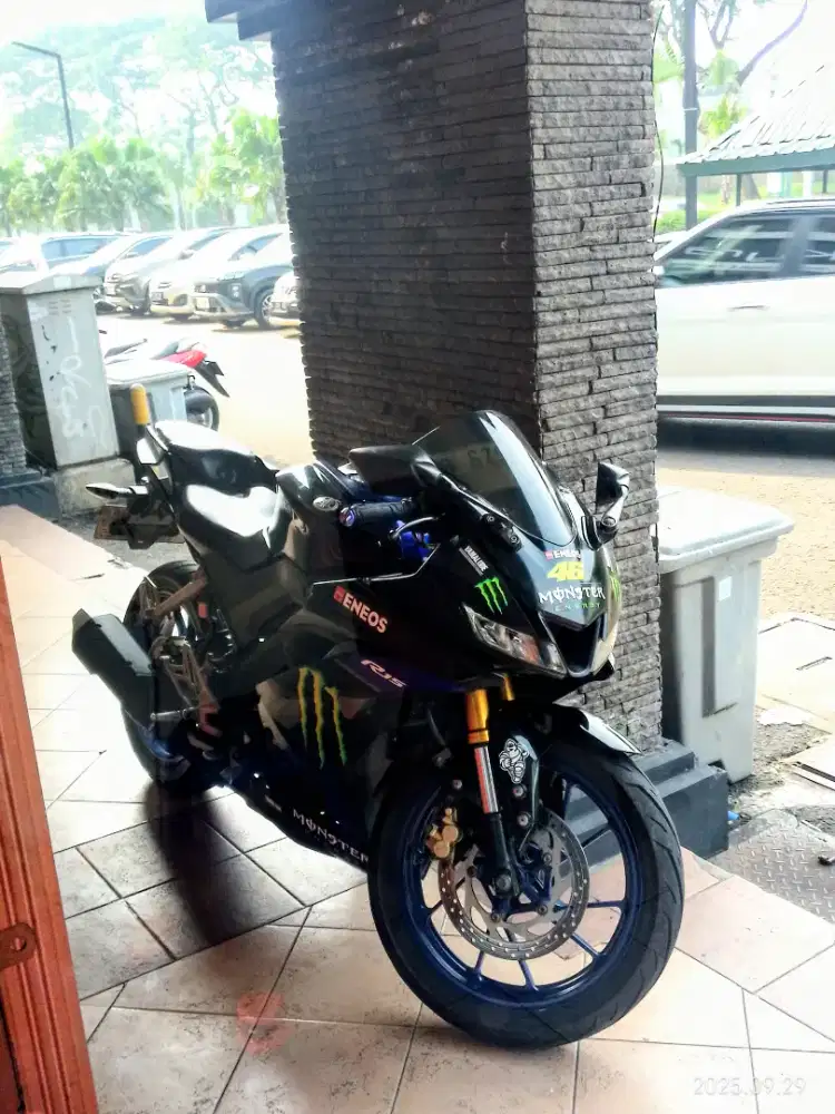 R15 V3 Monster Energy Edition