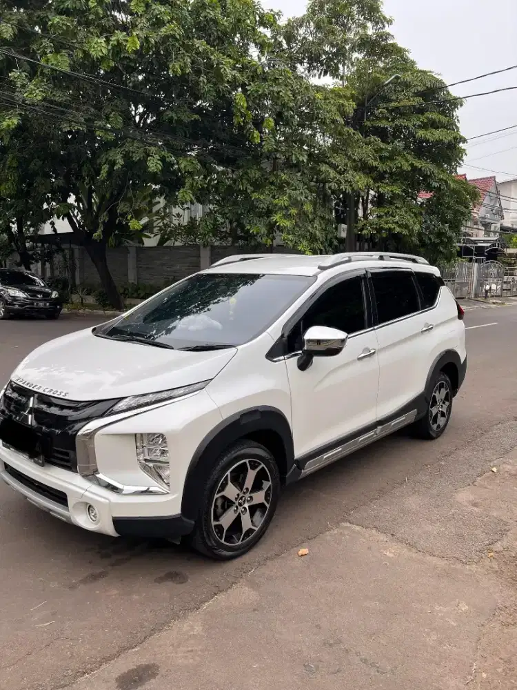 Dijual Mobil Xpander Cross warna Putih pembelian Mar'22 Mulus Original