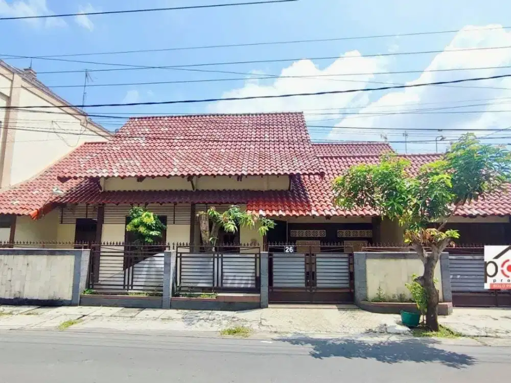 Rumah Besar Kokoh Strategis Area Tengah Kota Solo Dekat Jalan Raya