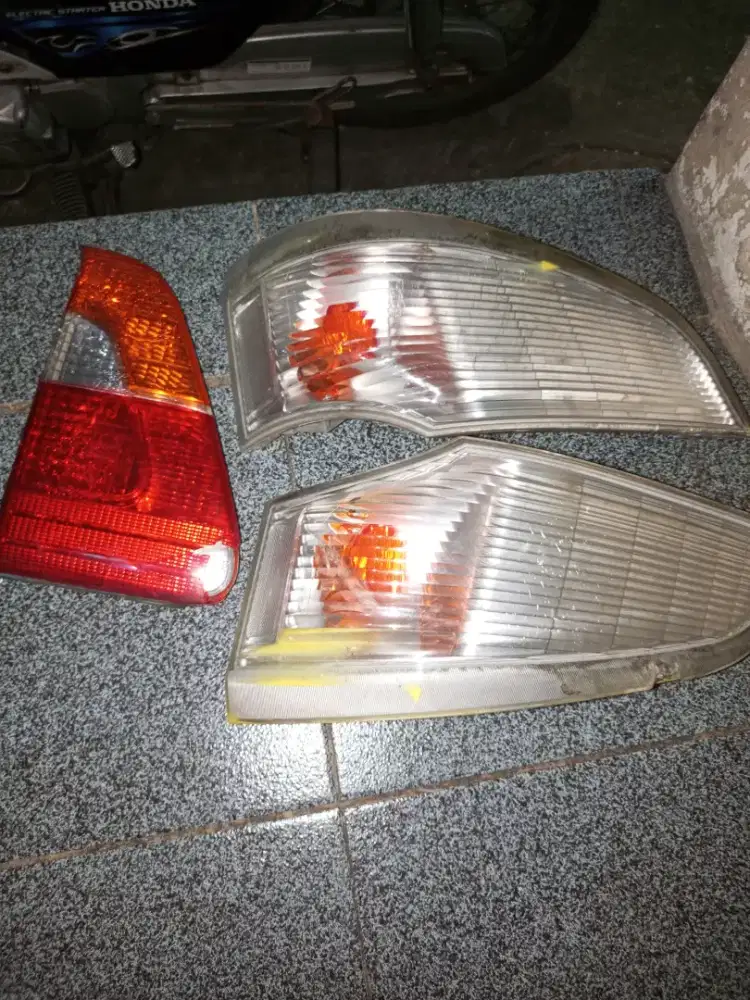 mika lampu mobil