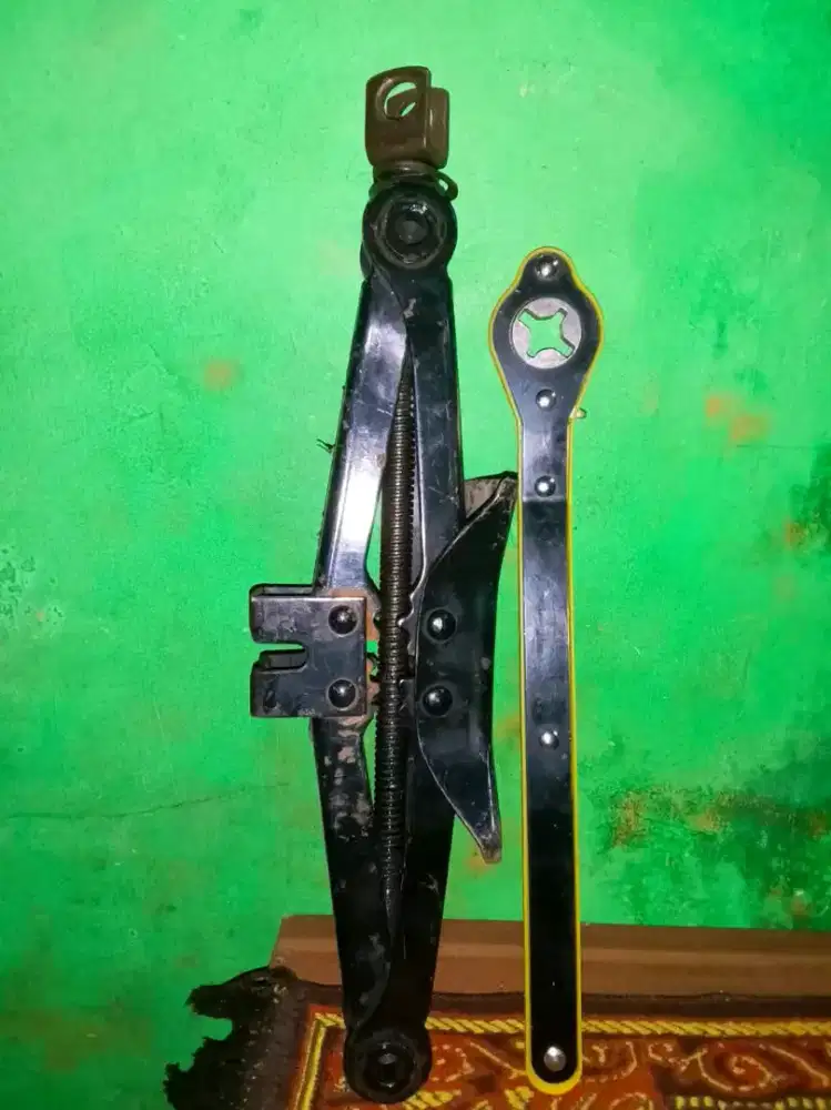 Dongkrak plus ulirnya