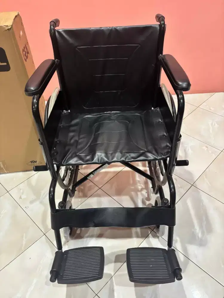 Dijual kursi roda merek GEA 875 kondisi seperti baru Lengkap kotak