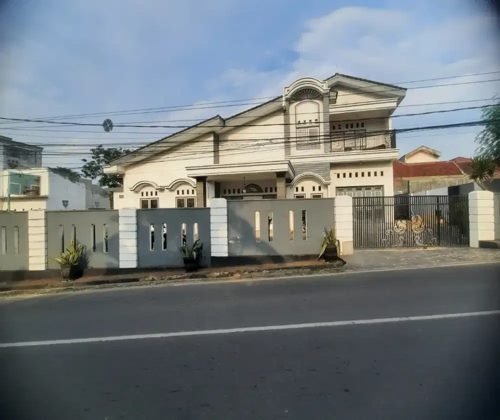 Rmh pinggir jln besar lok strategis dkt pst bisnis, dkt pasar, dkt RS